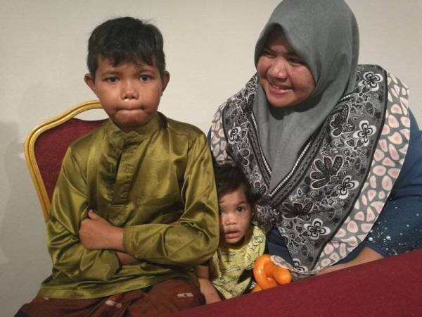 Rosni (kanan) mencuba pelbagai cara memujuk anaknya untuk berkhatan.