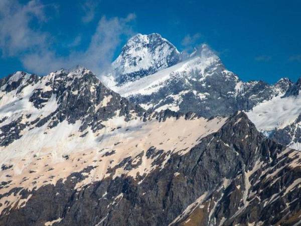 Glasier di Gunung Aspiring bertukar merah akibat zarah yang datang daripada kebakaran hutan di Australia.