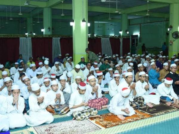 Sebahagian penduduk dan pelajar tahfiz di Parit Panjang, Baling yang menyertai majlis tahlil di Masjid Omar Zuhdi.