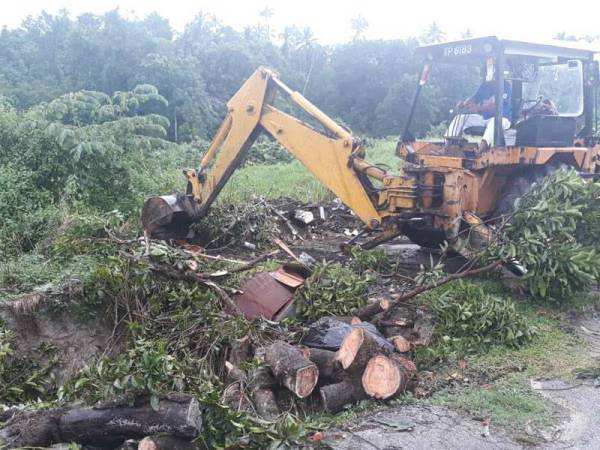 Jengkaut digunakan bagi membersihkan longkang tersumbat.