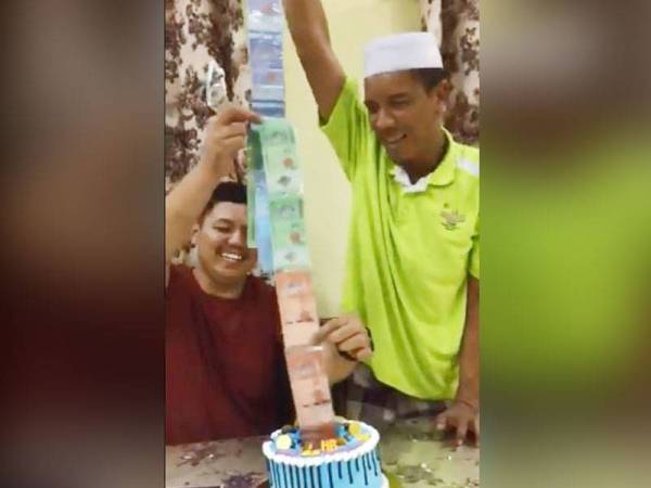 Si bapa dan abang teruja menerima kek berisi duit hingga tular di laman sosial.