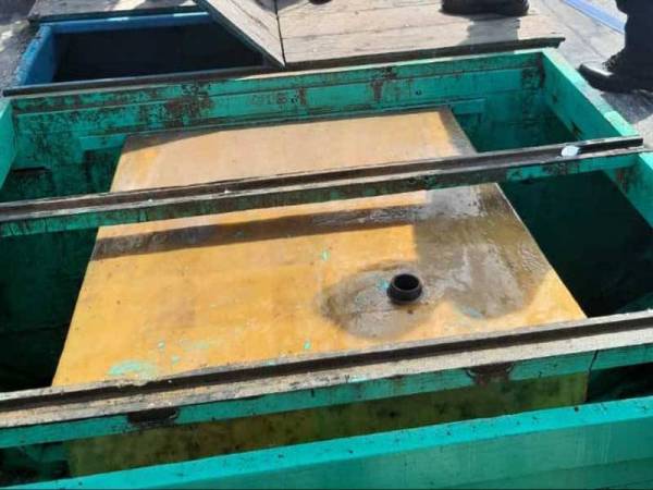 Petak ikan yang diubah suai menjadi tangki minyak.