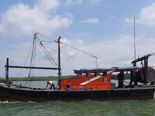 APMM Selangor menahan sebuah bot di perairan Pulau Ketam semalam.