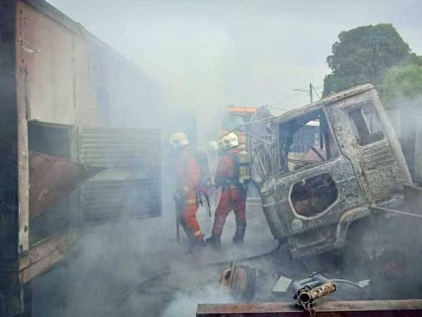 Sebuah lori di bengkel Jalan Haji Ahmad, Semambu terbakar menyebabkan seorang pekerja maut. - Foto JBPM Pahang