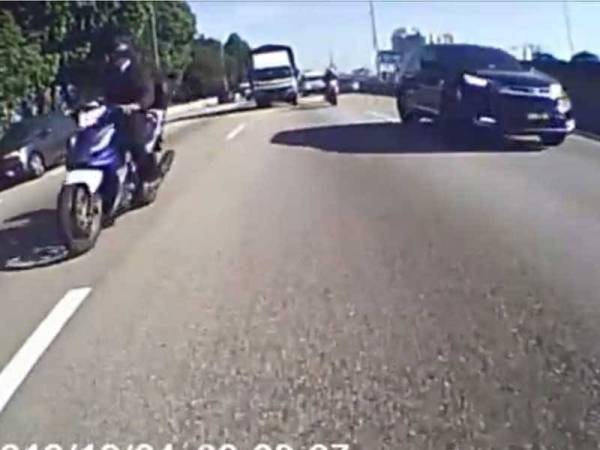 Sedutan rakaman video tular melibatkan konvoi kenderaan menteri di Jalan Istana di sini hari ini.