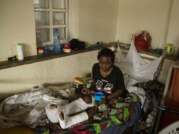 Kahambu Balikwisha adalah salah seorang mangsa yang terselamat dalam serangan ADF di Mbau bulan lalu. - Foto AFP