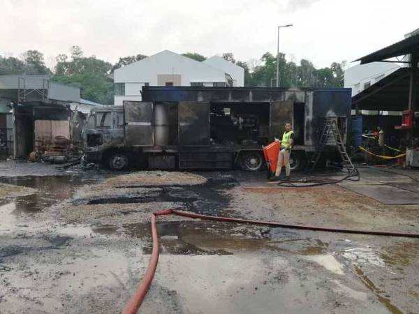 Keadaan lori membawa generator yang musnah terbakar sehingga mengorbankan nyawa seorang pekerja bengkel dan mencederakan seorang pekerja lain.