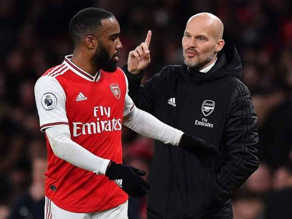 Reaksi Ljungberg (kanan) ketika memberi arahan kepada Alexandre Lacazette pada pertemuan menentang Brighton di Stadium Emirates awal pagi semalam. - Foto AFP