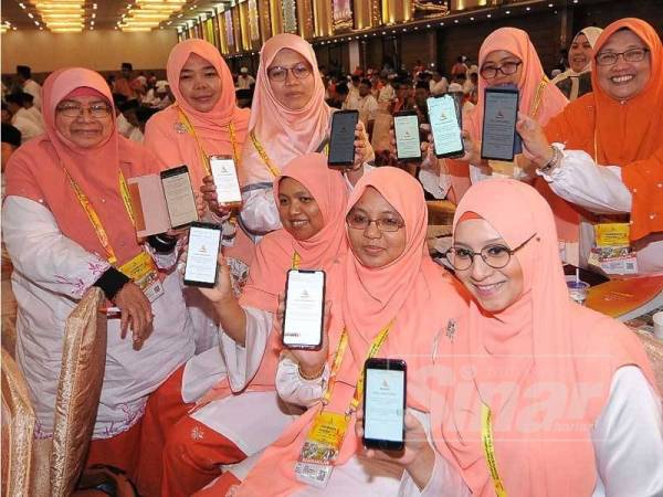 Perwakilan menunjukkan e-voting (pengudian dalam talian) selepas selesai pengundian pada Konvensyen Nasional Amanah 2019 yang diadakan di IDCC, Shah Alam. - FOTO ROSLI TALIB