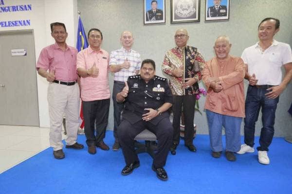 Lip Eng (tiga dari kiri) ketika majlis simbolik penyerahan kerusi yang disampaikan kepada Ketua Polis Daerah Sentul, Asisten Komisioner S Shanmugamoorthy Chinniah (duduk) semalam.