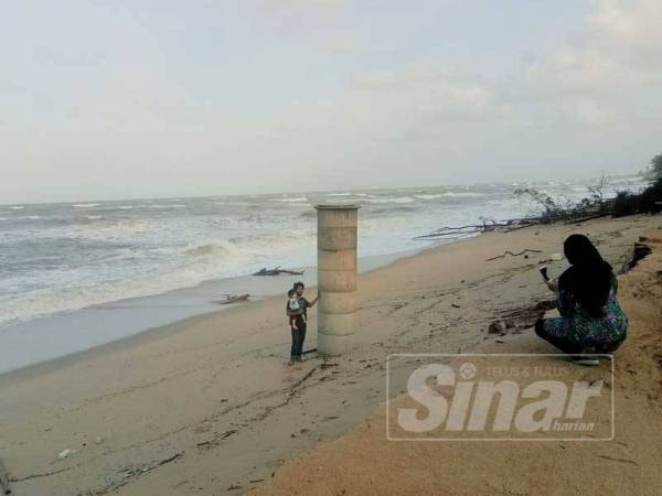 Keadaan perigi yang timbul akibat kehilangan tanah setinggi 2.3 meter akibat hakisan.