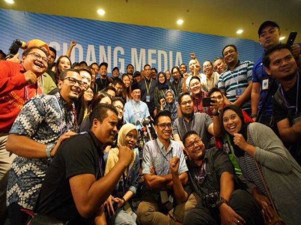 Anwar bergambar bersama pengamal media pada sidang media selepas menyampaikan ucapan dasar di Kongres Nasional PKR 2019 di sini hari ini. - Foto ihsan Grup Media Kongres Nasional PKR
