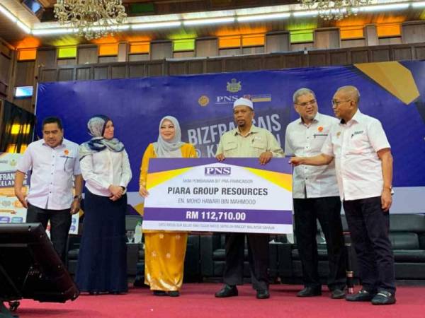 Pengusaha Piara Group Resources (Cold Time) menerima replika cek bernilai RM112,710 hari ini.