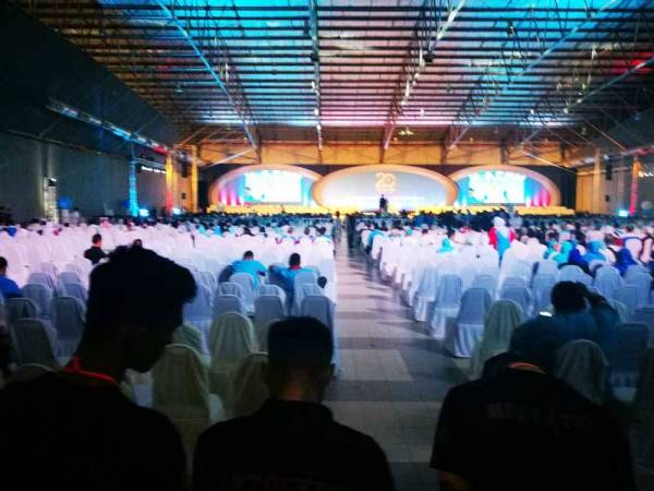 Shamsul menyifatkan tindakan perwakilan keluar beramai-ramai adalah satu tindakan yang tidak realistik.