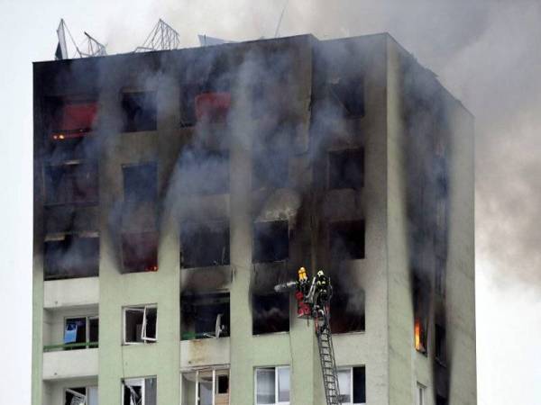 Bangunan apartmen setinggi 12 tingkat di timur Slovakia digegarkan letupan gas yang mengakibatkan kebakaran besar dan meragut sekurang-kurangnya tujuh nyawa. - Foto Reuters