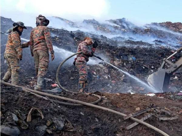 Anggota bomba bertungkus lumus memadam kebakaran di tapak pelupusan sampah di Bakri Muar.