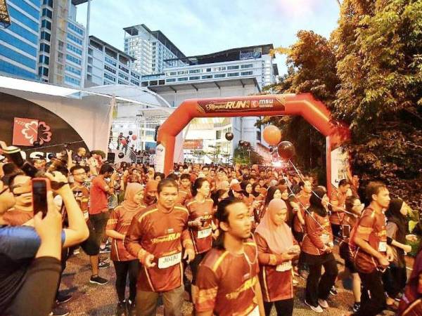 Peserta terdiri daripada pelbagai bangsa dan peringkat umur menyertai International Songket Run 2.0 hari ini.