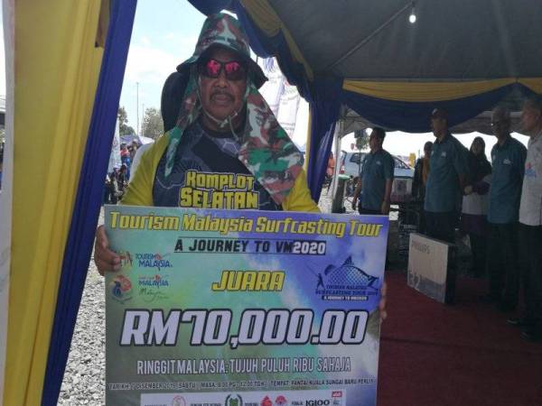 Juara pertandingan memancing, Aspalila Sadikin 55.