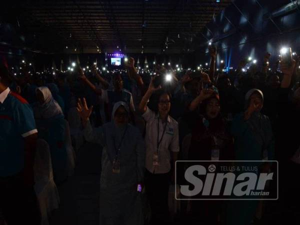 Perwakilan turut bangun dan menyanyi lagu Teman Sejati sambil menghidupkan lampu telefon bimbit masing-masing. - Foto Sinar Harian SHARIFUDIN ABDUL RAHIM