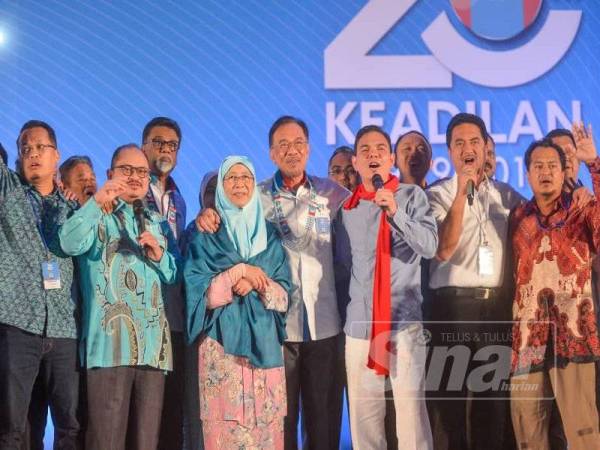Anwar dan Dr Wan Azizah menyanyikan lagu Teman Sejati bersama Yasin pada hari terakhir Kongres Nasional PKR ke-14 tahun 2019 di MITC hari ini. - Foto Sinar Harian SHARIFUDIN ABDUL RAHIM