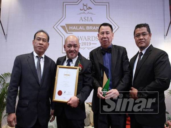 Kuan Chor (dua dari kiri) dan pengurusan OEL Realty Holdings Sdn Bhd bergambar bersama trofi dan sijil Best Healthy Rice AHBA 2019 yang diterima kelmarin. - Foto Sinar Harian ASRIL ASWANDI SHUKOR