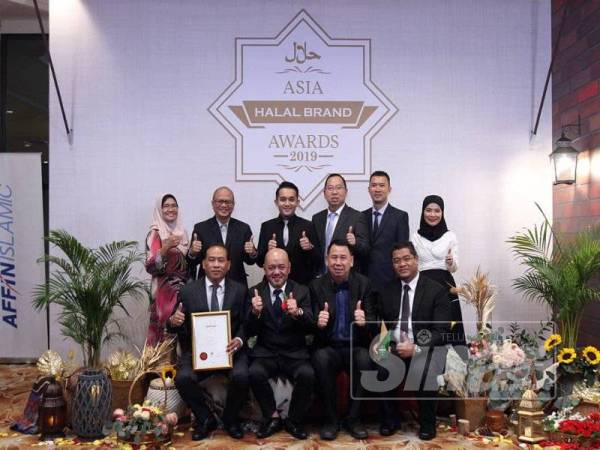 Kuan Chor (dua dari kiri) menerima anugerah kategori Best Healthy Rice AHBA 2019 yang disampaikan Wan Suraya. - Foto Sinar Harian ASRIL ASWANDI SHUKOR
