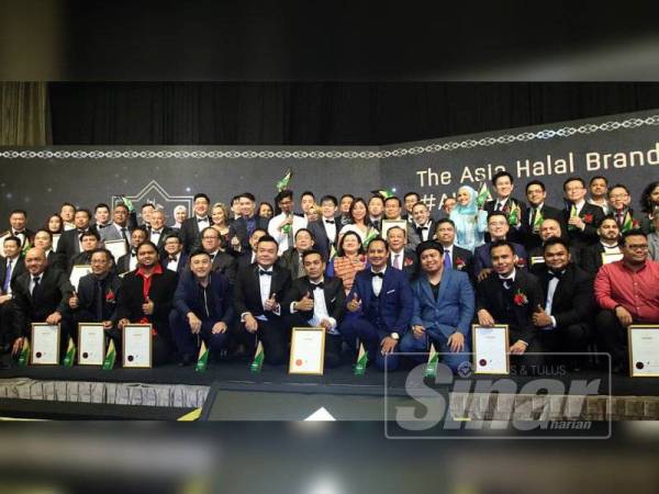 Barisan 50 pemenang AHBA 2019 bergambar kenangan.- Foto Sinar Harian ASRIL ASWANDI SHUKOR
