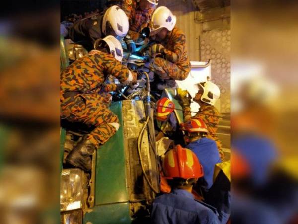 Usaha mengeluarkan mangsa dijalankan pasukan menyelamat dalam kejadian lori terbarik berhampiran terowong Jalan Tun Razak. - Foto JBPM KL