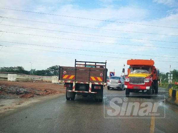 Pengguna terpaksa 'berebut' dengan kenderaan berat yang turut melalui jalan itu dipercayai ke kawasan pembinaan berhampiran.