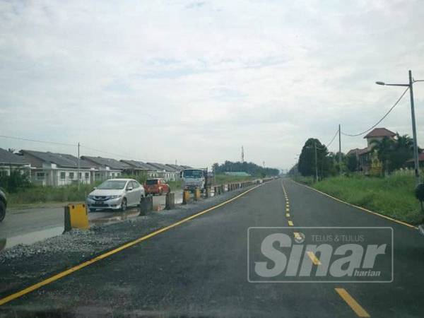 Laluan baharu yang siap dibina namun masih belum dibuka kepada penduduk kampung.