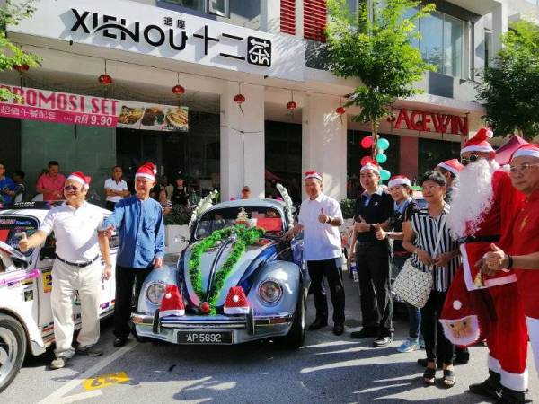 Nga Kor Ming (tiga dari kiri) bersama Presiden Dewan Perniagaan dan Perindustrian Cina Perak (PCCI), Datuk Liew Sew Yee (dua dari kiri) pada Majlis Sambutan Krismas Octagon di Bangunan Octagon hari ini.