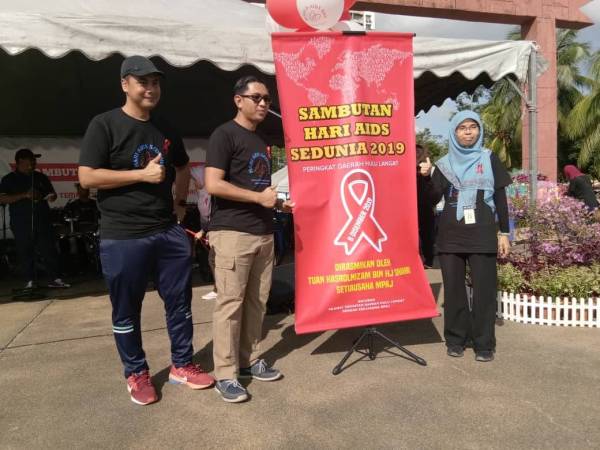 Zailiza (kanan) bersama Hasrolnizam (dua dari kiri) merasmikan sambutan Hari Aids Sedunia 2019 peringkat Daerah Hulu Langat di sini tadi.