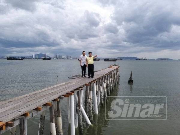 Kon Yeow (kanan) diringi ADUN Pengkalan Kota, Danial Gooi melawat tapak jeti yang dibaik pulih tadi.