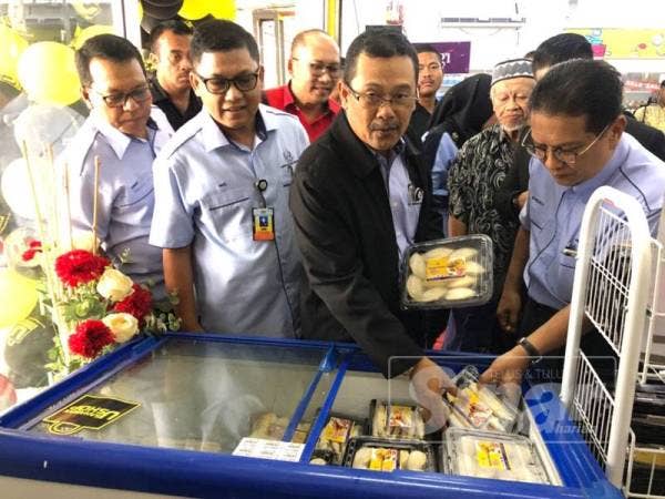 Zulkifli (dua dari kanan) melihat produk sejuk beku yang dihasilkan oleh banduan yang sedang menjalani hukuman dalam penjara.
