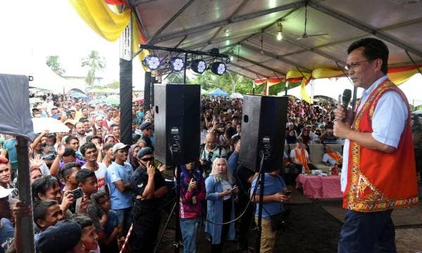 Ketua Menteri Sabah Datuk Seri Mohd Shafie Apdal menyampaikan ucapan ketika merasmikan Regatta Lami-Lami Pulau Gaya di Dewan SK Pulau Gaya hari ini. -Foto Bernama