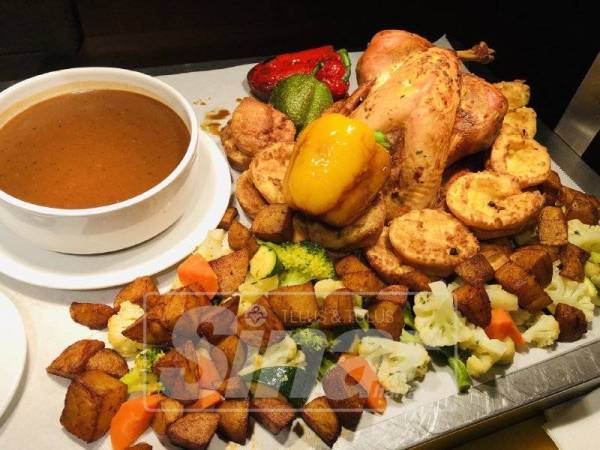 AYAM belanda panggang sos lada hitam ini antara menu signatur yang disajikan.