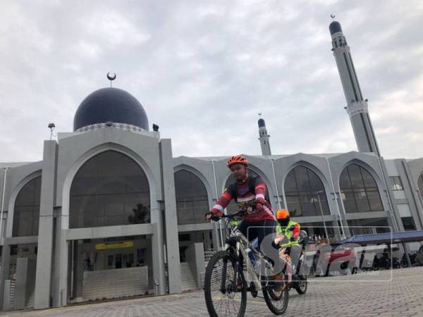 Mohamad Afandi membawa sumbangan derma wang tunai daripada orang ramai ke masjid-masjid sekitar negeri ini.