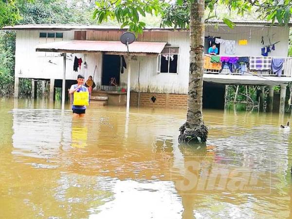 Penduduk di Kampung Siram masih dihantui banjir termenung.