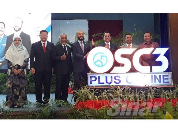 Mukhriz (tengah) hadir merasmikan Majlis Pelancaran Sistem OSC 3.0 Plus Online dan Seminar Pematuhan Prosedur Pelan Pemajuan di Menara Majlis Bandaraya Alor Setar (MBAS) hari ini.