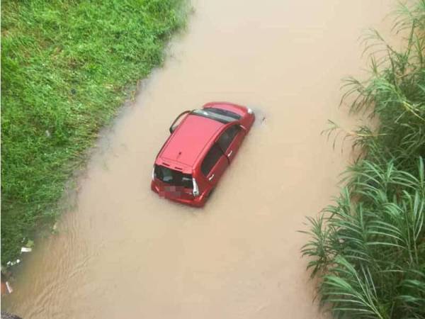 Kereta yang dinaiki mangsa terperangkap dalam sungai dengan kedalaman 0.3 meter.