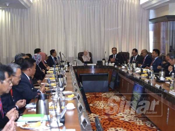 Wan Rosdy bersama Dr Wan Azizah mempengerusikan Mesyuarat Jawatankuasa Tindakan Bersama Pemulihan Cameron Highlands di Bangunan Parlimen hari ini.