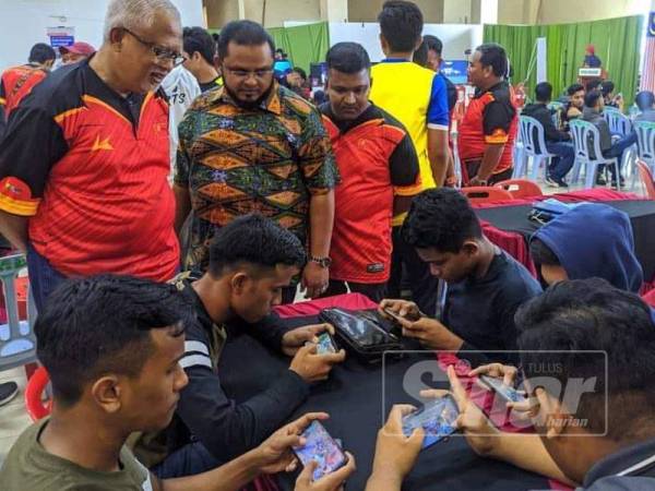Mahfuz (kiri) ketika meninjau anak muda yang aktif dalam e-sports di Kedah e-Sports Challenge Parlimen Pokok Sena yang diadakan baru-baru ini.