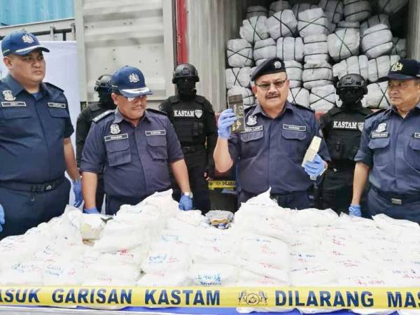 Abdul Latiff (dua dari kanan) menunjukkan antara dadah yang dirampas pada sidang media di Pejabat Kastam Diraja Malaysia di Kampung Jijan di sini hari ini.