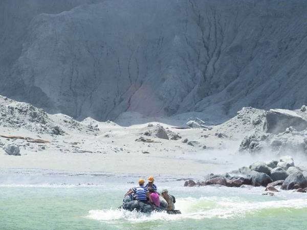 Pengendali lawatan di White Island menyelamatkan pengunjung susulan letusan gunung berapi hari ini. - Foto: Michael Schade, via Agence France-Presse