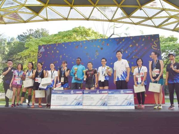 Barisan pemenang larian amal bergambar kenangan bersama Pengarah Pemasaran Perniagaan Antarabangsa YSPI, Sia Pik Nee di Taman Botani Perdana Kuala Lumpur kelmarin.