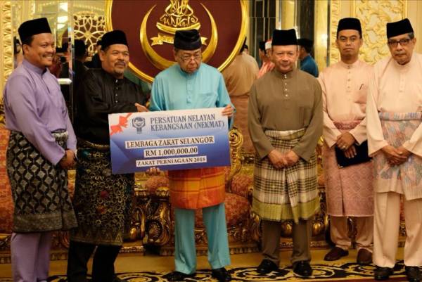 Sultan Sharafuddin menerima pembayaran zakat dari NEKMAT dalam satu majlis di Istana Alam Shah hari ini.