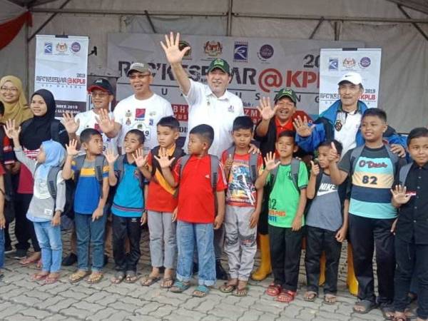 Pelajar yang menerima bantuan pada Majlis Penyampaian Bantuan Persekolahan hari ini.