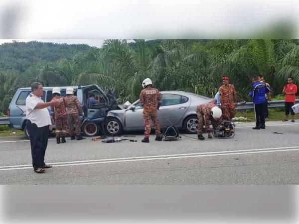 Anggota dari Balai Bomba dan Penyelamat Seri Iskandar melakukan operasi menyelamat mengeluarkan mangsa. -Foto: JBPM Perak/ Ihsan pembaca
