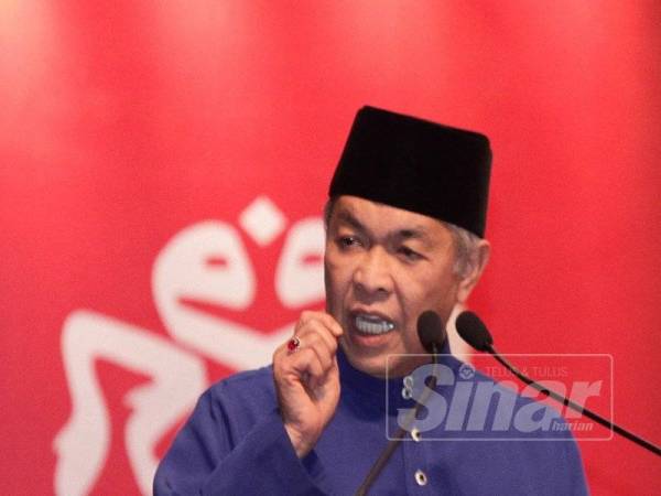 Presiden UMNO, Datuk Seri Dr Ahmad Zahid Hamidi berucap pada Perhimpunan Agung UMNO 2019 Pusat Dagangan Dunia Putra (PWTC) 7 Disember lalu. - FOTO ZAHID IZZANI
