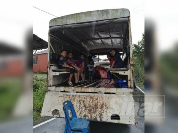 Mangsa banjir dibawa menaiki lori untuk berpindah ke PPS.